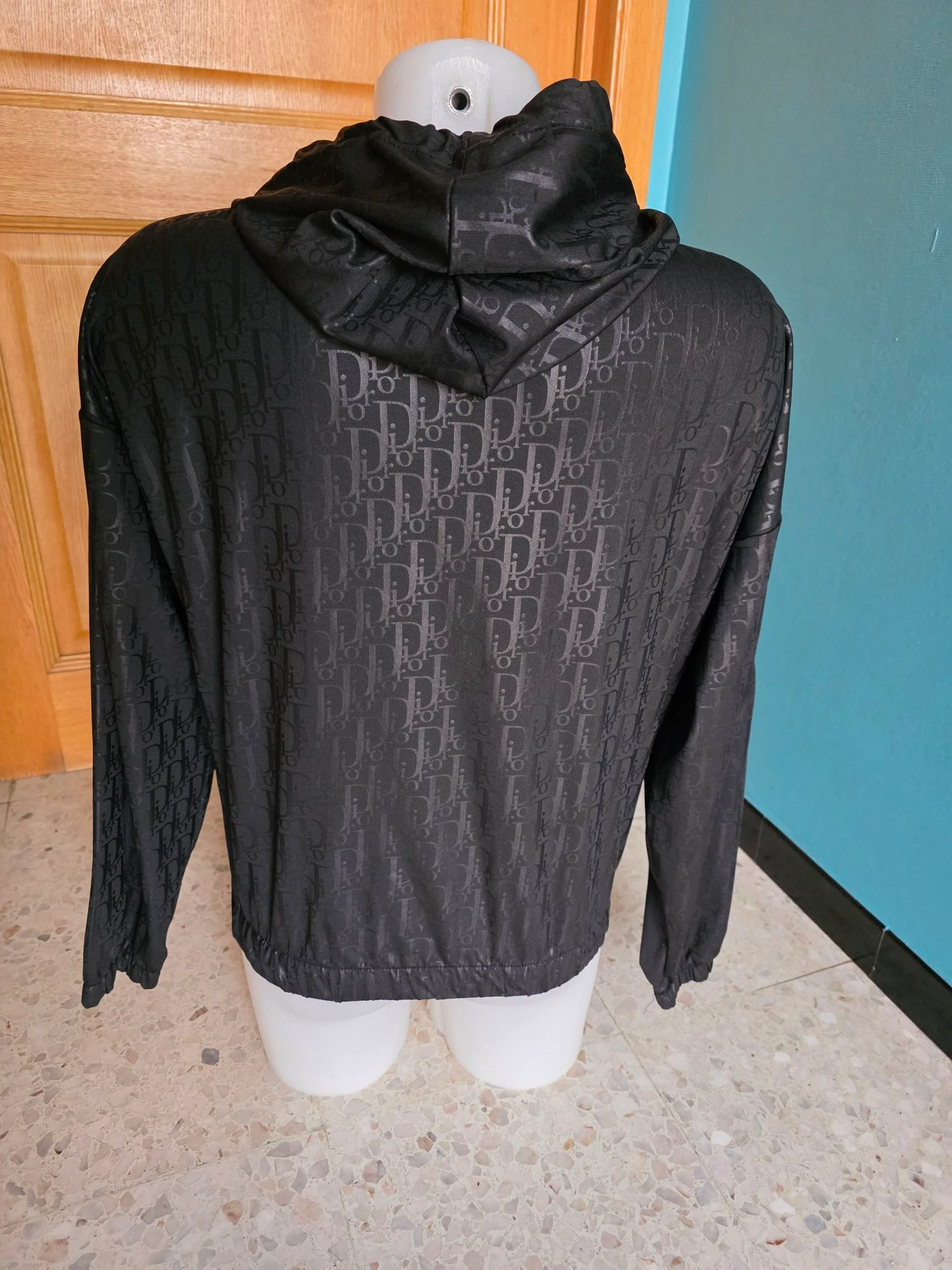 Suéter preto com capuz inspiração D**r – photo 4